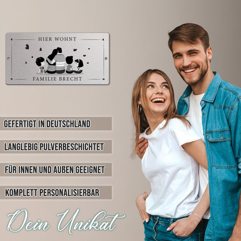 Türschild We are family - Eltern, 2 Söhne und 1 Tochter (personalisierbar)