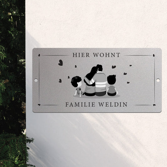 Türschild We are family - Eltern und 2 Söhne (personalisierbar)