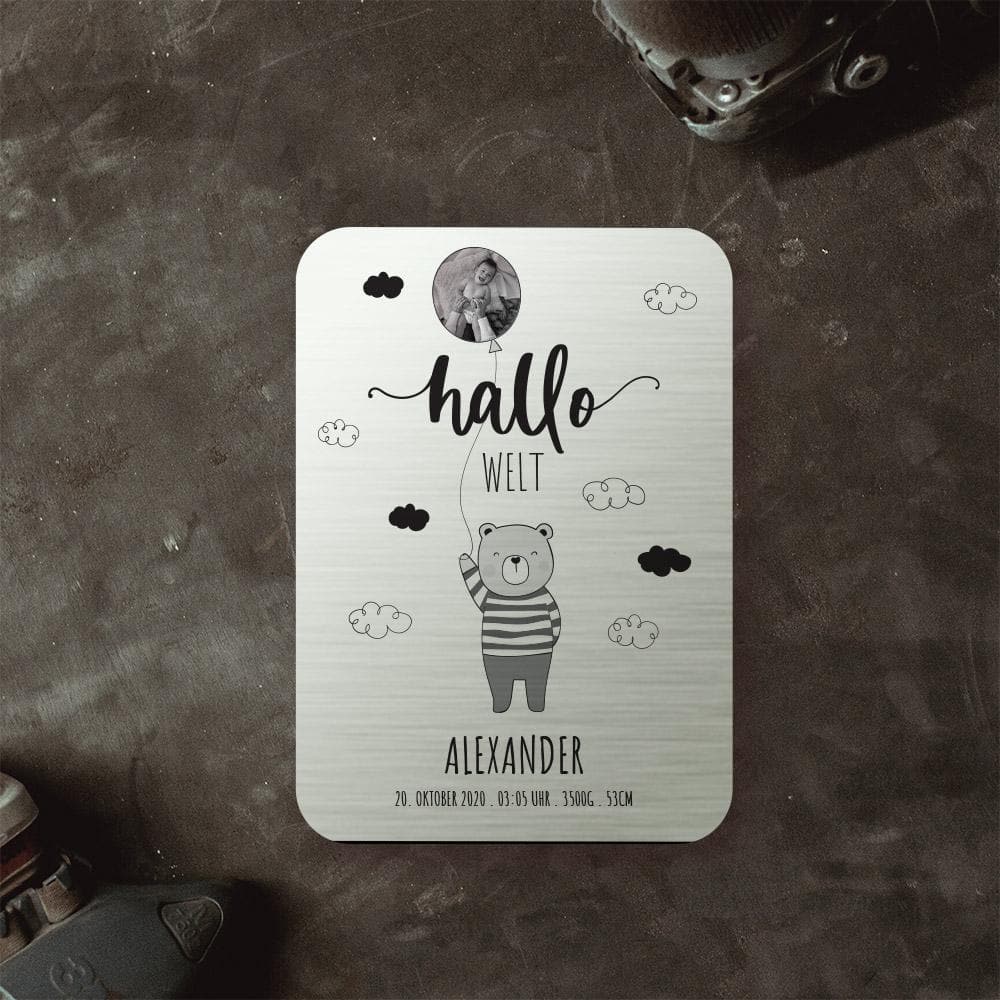 personalisierbares Geschenk zur Geburt: Tafel aus edlem Stahl "Hallo Welt" im süßen Bärchendesign inklusive Text-und Fotogravur Herzau