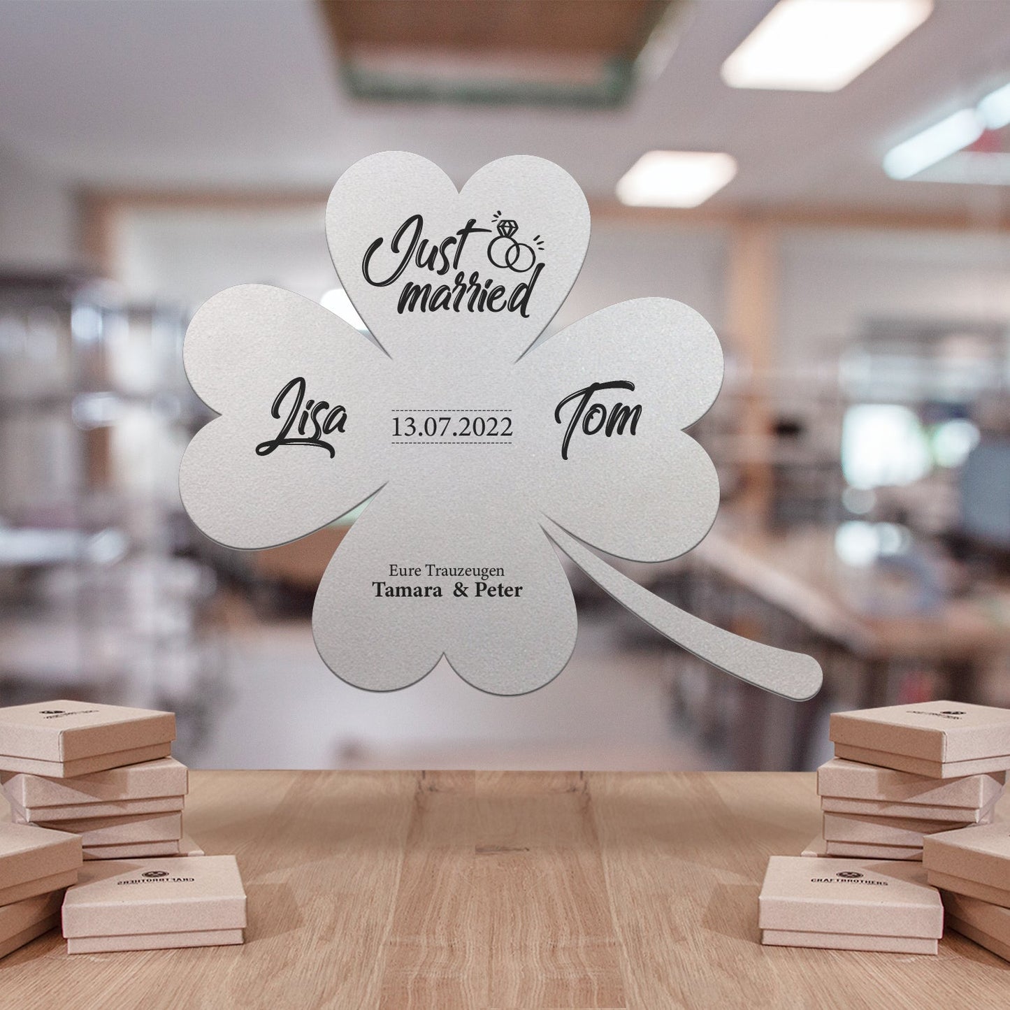 Ausgefallenes Hochzeitsgeschenk: Glückskleeblatt V zur Hochzeit - personalisierbar Dekoartikel Craftbrothers