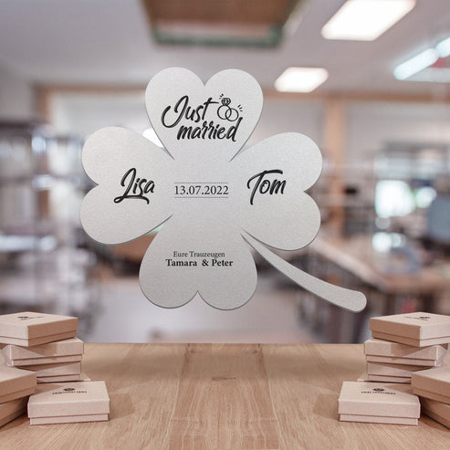 Ausgefallenes Hochzeitsgeschenk: Glückskleeblatt V zur Hochzeit - personalisierbar Dekoartikel Craftbrothers
