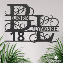 Laden Sie das Bild in den Galerie-Viewer, Hausnummern-Monogramm zweizeilig mit Namensinitialien und kompletten Vor-und Nachnamen (personalisierbar) Craftbrothers 