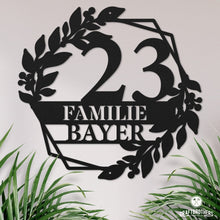 Laden Sie das Bild in den Galerie-Viewer, Hausnummernschild Floral mit Familiennamen (personalisierbar) Dekoartikel Craftbrothers 