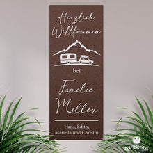 Laden Sie das Bild in den Galerie-Viewer, Campingschild - Herzlich Willkommen mit Camper-Motiv (personalisierbar) Craftbrothers 