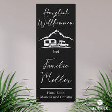 Laden Sie das Bild in den Galerie-Viewer, Campingschild - Herzlich Willkommen mit Camper-Motiv (personalisierbar) Craftbrothers 