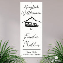 Laden Sie das Bild in den Galerie-Viewer, Campingschild - Herzlich Willkommen mit Camper-Motiv (personalisierbar) Craftbrothers 
