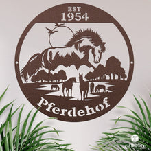 Laden Sie das Bild in den Galerie-Viewer, Pferdeschild &quot;Pferdehof&quot; rund - personalisierbar Craftbrothers 