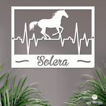 Laden Sie das Bild in den Galerie-Viewer, Pferdeschild &quot;Solera&quot; mit Herzschlag - personalisierbar Craftbrothers 