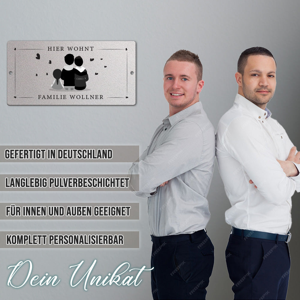 Türschild We are family - Zwei Männer mit Tochter (personalisierbar)