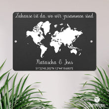 Laden Sie das Bild in den Galerie-Viewer, Geschenk Weltkarte mit Koordinaten - personalisiert Tafel Craftbrothers 