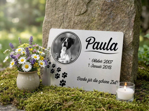 Am Grab oder Erinnerungs-Eck mit Blumen