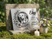 Am Grab mit Blumen