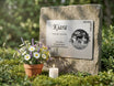Am Grab mit Blumen