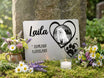 Am Grab mit Blumen