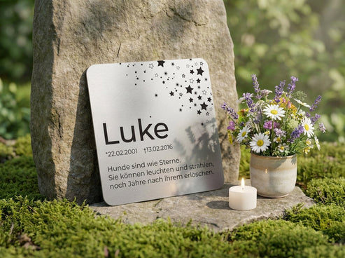 Am Grab mit Blumen