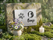 Am Grab mit Blumen