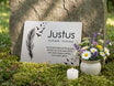 Am Grab mit Blumen