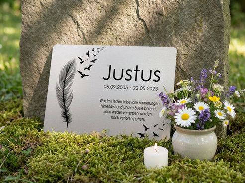 Am Grab mit Blumen
