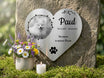 Am Grab mit Blumen