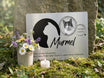 Am Grab mit Blumen