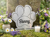 Am Grab mit Blumen