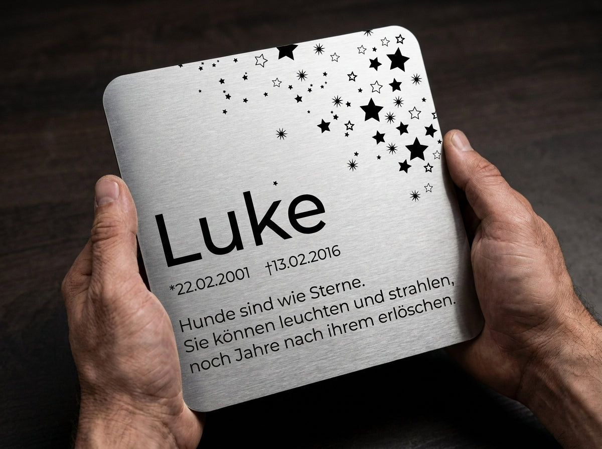 Schild Material-Detail in der Hand