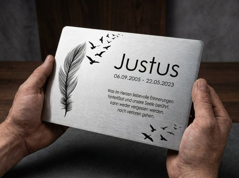 Schild Material-Detail in der Hand