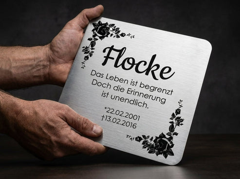 Schild Material-Detail in der Hand