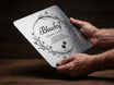Schild Material-Detail in der Hand