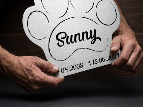 Schild Material-Detail in der Hand