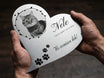 Schild Material-Detail in der Hand