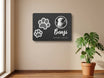 An der Wand mit Pflanze