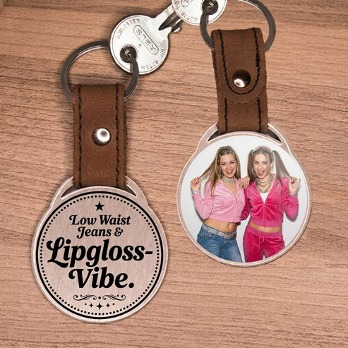 Personalisierter Foto-Schlüsselanhänger "Low Waist Jeans & Lipgloss-Vibe." Craftbrothers