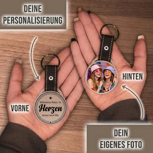 Personalisierter Foto-Schlüsselanhänger "Millennium-Babys. Im Herzen immer noch 90s." Craftbrothers