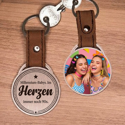 Personalisierter Foto-Schlüsselanhänger "Millennium-Babys. Im Herzen immer noch 90s." Craftbrothers