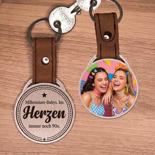 Personalisierter Foto-Schlüsselanhänger "Millennium-Babys. Im Herzen immer noch 90s." Craftbrothers