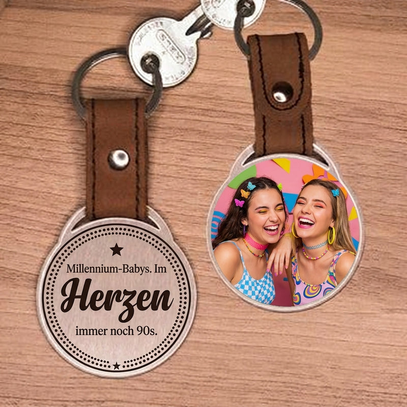Personalisierter Foto-Schlüsselanhänger - Millennium-Babys. Im Herzen immer noch 90s.