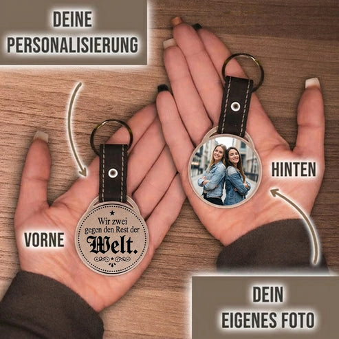 Personalisierter Foto-Schlüsselanhänger "Wir zwei gegen den Rest der Welt." Craftbrothers