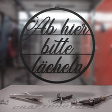 Laden Sie das Bild in den Galerie-Viewer, Türschild - Ab hier bitte lächeln Craftbrothers 