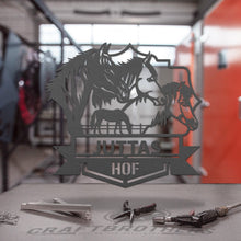 Laden Sie das Bild in den Galerie-Viewer, Hofschild - 3 Pferde aus edlem Stahl (personalisierbar) Craftbrothers 