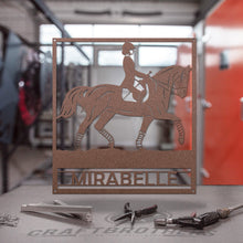Laden Sie das Bild in den Galerie-Viewer, Hofschild - Dressurpferd aus edlem Stahl (personalisierbar) Craftbrothers 