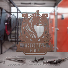 Laden Sie das Bild in den Galerie-Viewer, Hofschild - Hufeisen Pferd aus edlem Stahl (personalisierbar) Craftbrothers 