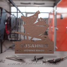 Laden Sie das Bild in den Galerie-Viewer, Hofschild - Huhn in Schubkarre aus edlem Stahl (personalisierbar) Craftbrothers 