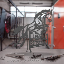 Laden Sie das Bild in den Galerie-Viewer, Hofschild - Springpferd aus edlem Stahl (personalisierbar) Craftbrothers 