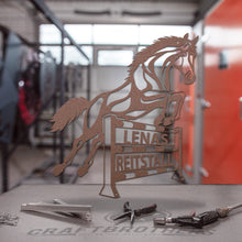 Laden Sie das Bild in den Galerie-Viewer, Hofschild - Springpferd aus edlem Stahl (personalisierbar) Craftbrothers 