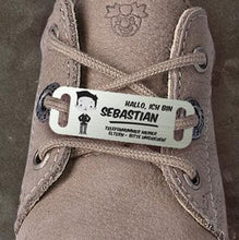 Laden Sie das Bild in den Galerie-Viewer, Kinderpass &quot;HALLO, ICH BIN&quot; für Jungs - der smarte Adressanhänger für jeden Kinderschuh mit personalisierbarer Vorder-und Rückseite Kinderprodukt Craftbrothers 
