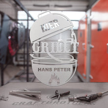 Laden Sie das Bild in den Galerie-Viewer, &quot;Hier grillt&quot; aus edlem Stahl (personalisierbar) Craftbrothers 