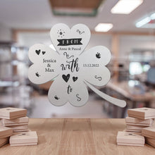 Laden Sie das Bild in den Galerie-Viewer, Ausgefallenes Hochzeitsgeschenk: Glückskleeblatt III zur Hochzeit - personalisierbar Dekoartikel Craftbrothers 