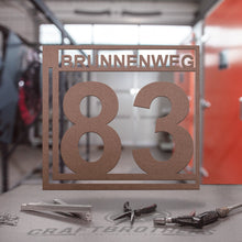Laden Sie das Bild in den Galerie-Viewer, Hausnummer Türschild &quot;Quadrat&quot; aus edlem Stahl mit Familien- oder Straßennamen Craftbrothers 