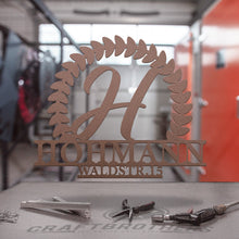Laden Sie das Bild in den Galerie-Viewer, Hausnummern-Monogramm Supreme inklusive Namensgravur , Straßenname und Hausnummer Craftbrothers 